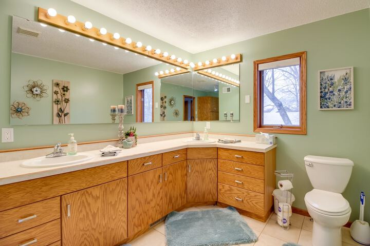 Private Lakefront Cabin w / Hot Tub Deck & Views