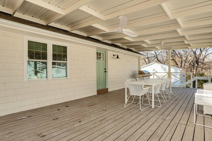 Walk to Lake Texoma: Kingston Retreat w / Deck!