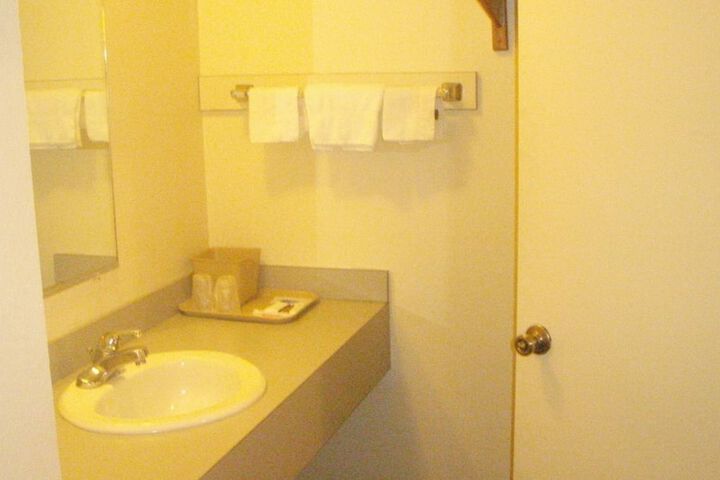 Room 4 of 8