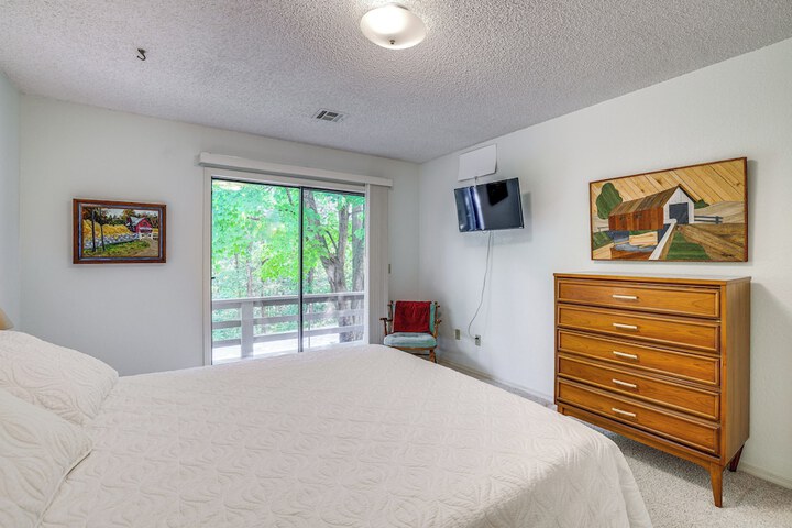 Bella Vista Townhome w / Deck Near Back 40 Trail!