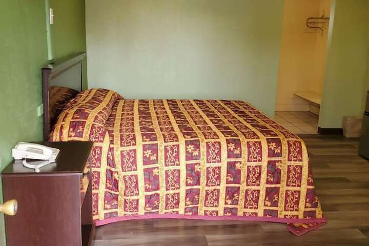 Room 6 of 10