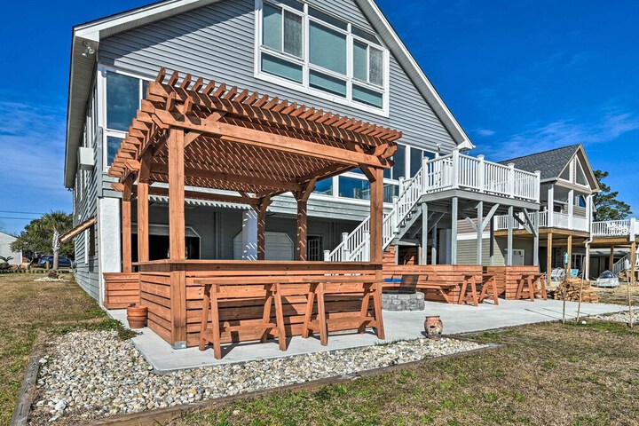 Luxurious Waterfront Home w / Private Pier & Views!