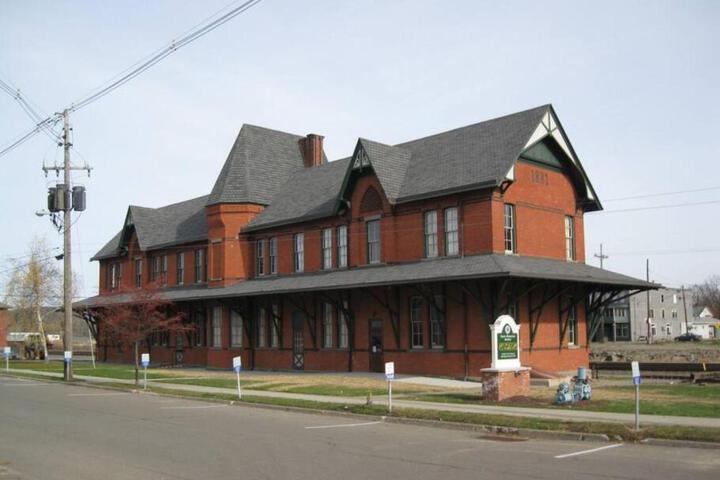 Spacious Apt near Guthrie Packer