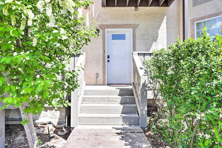 Peaceful Midway Studio w / Mountain + Golf Views!