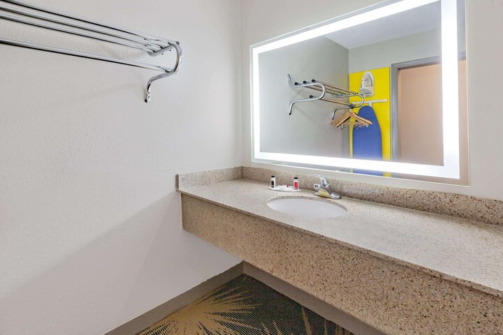 Room 10 of 25