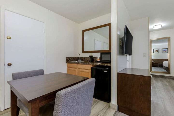 Room 11 of 28