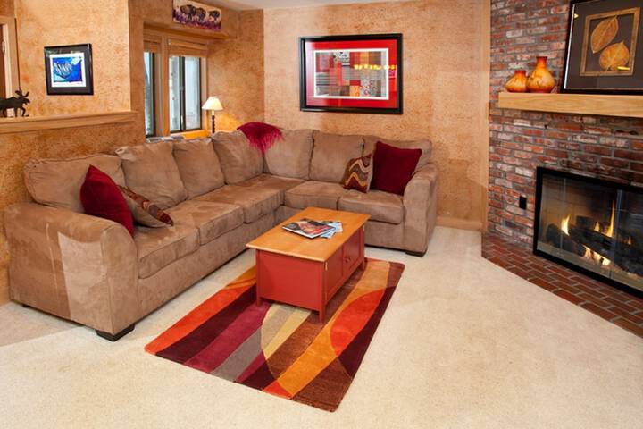 Lounge 46 of 52