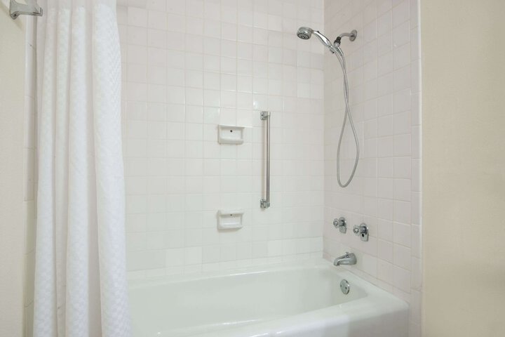 Room 9 of 25