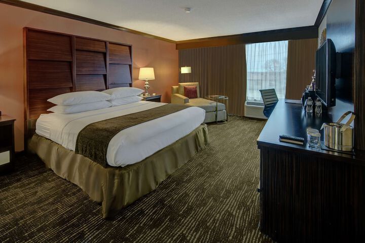 DoubleTree by Hilton Hotel Decatur Riverfront
