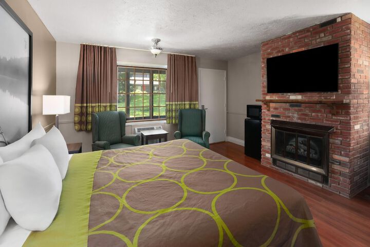 Super 8 by Wyndham Gananoque / Country Squire Resort