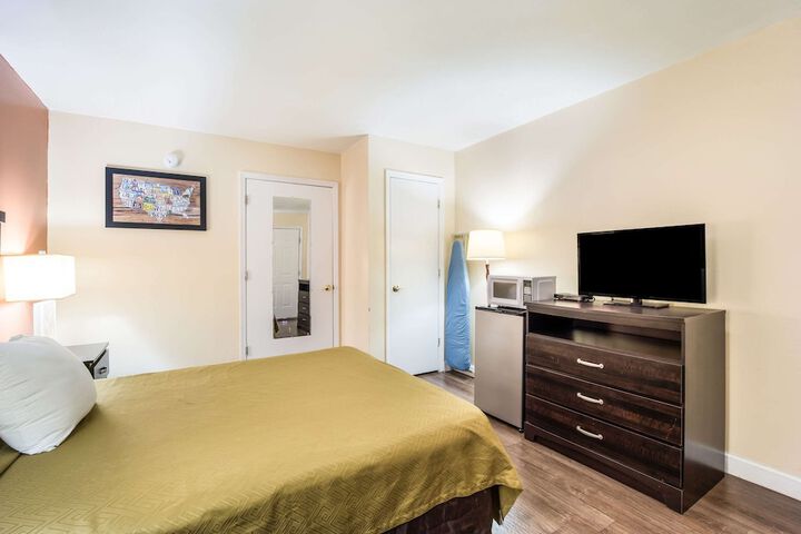 Room 9 of 18