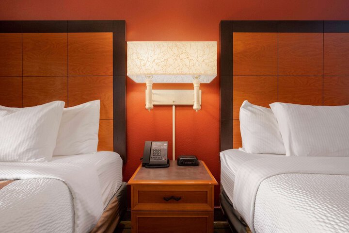 Room 32 of 41