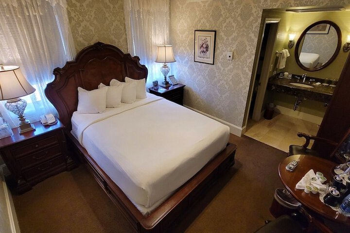 Room 13 of 104