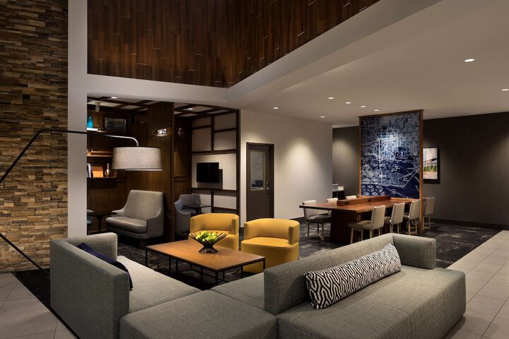 Lounge 43 of 46