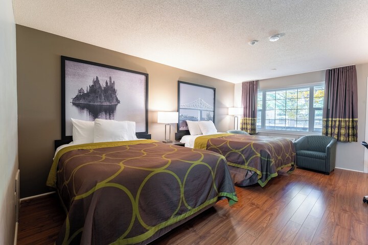Super 8 by Wyndham Gananoque / Country Squire Resort