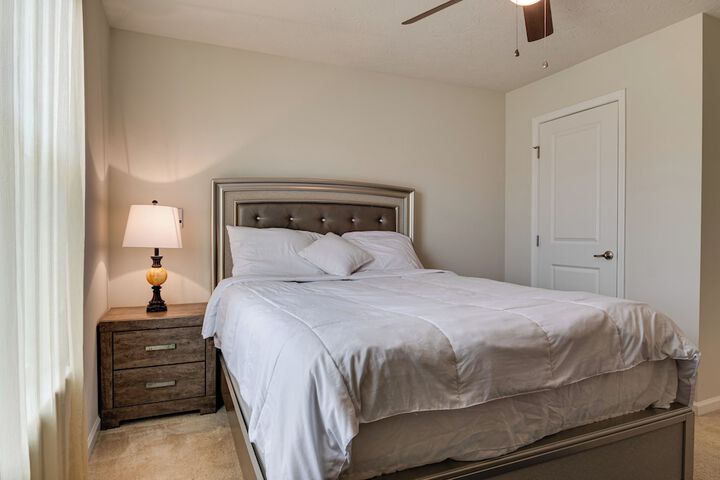 Spacious Home w / Fireplace - Near Golf!