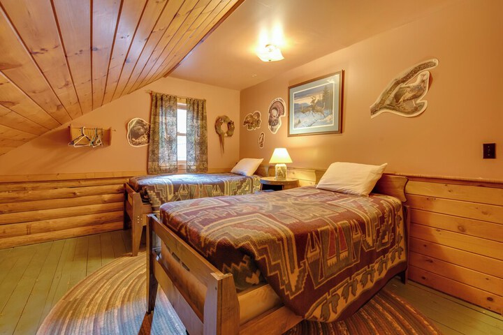 Handcrafted Log Cabin in Candor: Group Getaway!