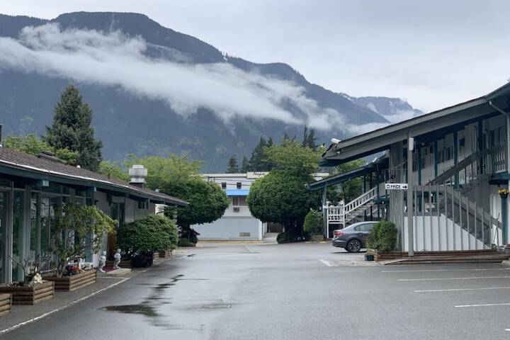 Slumber Lodge Motel