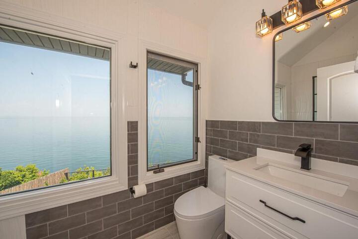 Coastal Retreat: Waterfront Deck, Awesome Views