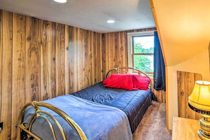Cozy Ishpeming Cottage w / Lake & Park Views!