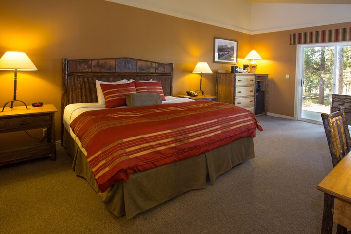 Headwaters Lodge & Cabins at Flagg Ranch