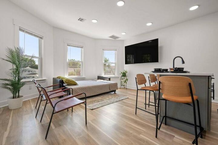 NYC Access 4BR Duplex Sleeps 10 Free Parking