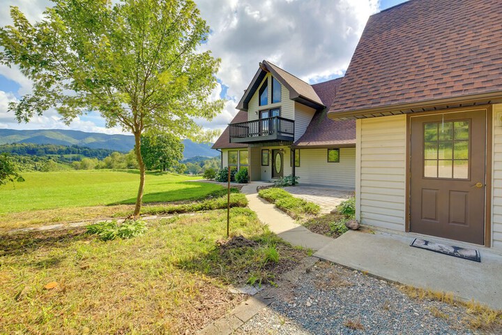 Secluded Mountain City Home w / Deck & Views!
