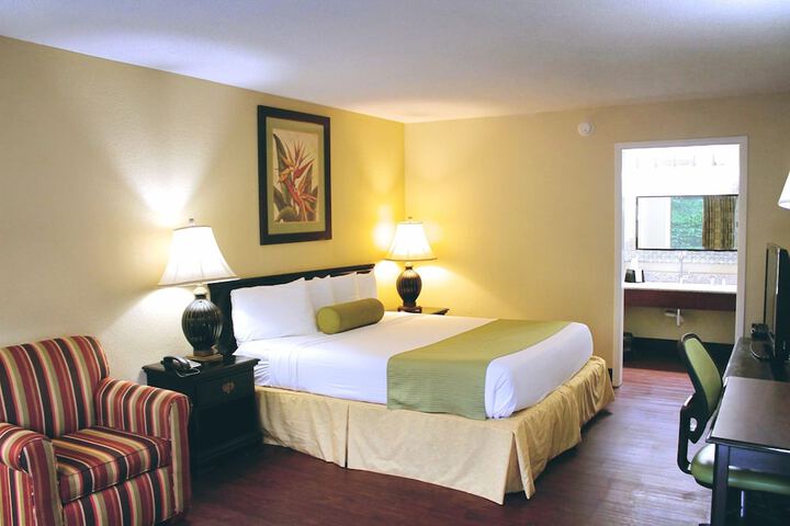 Room 10 of 14