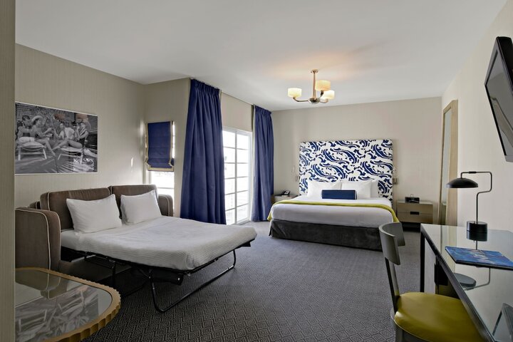 Room 28 of 69