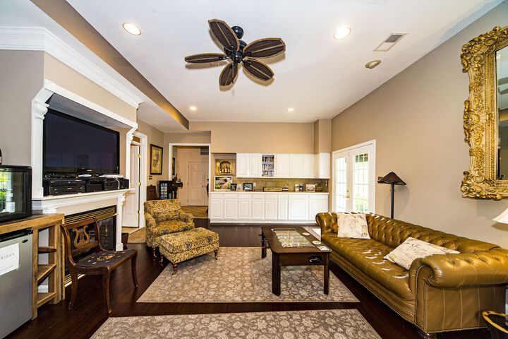 Lounge 50 of 69