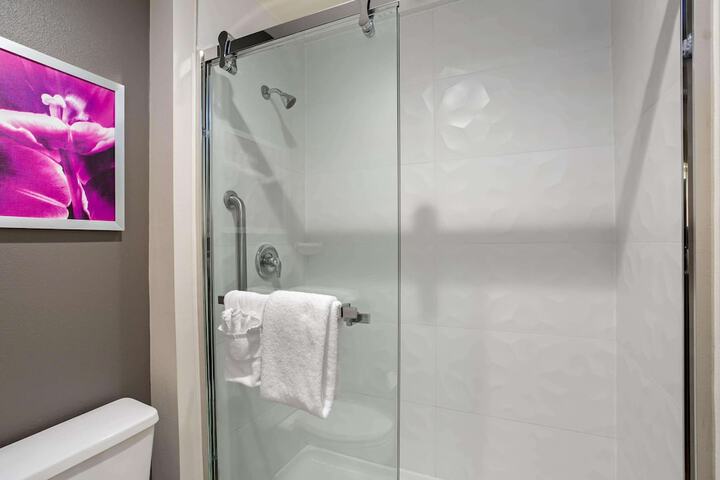 La Quinta Inn & Suites by Wyndham Hartford - Bradley Airport