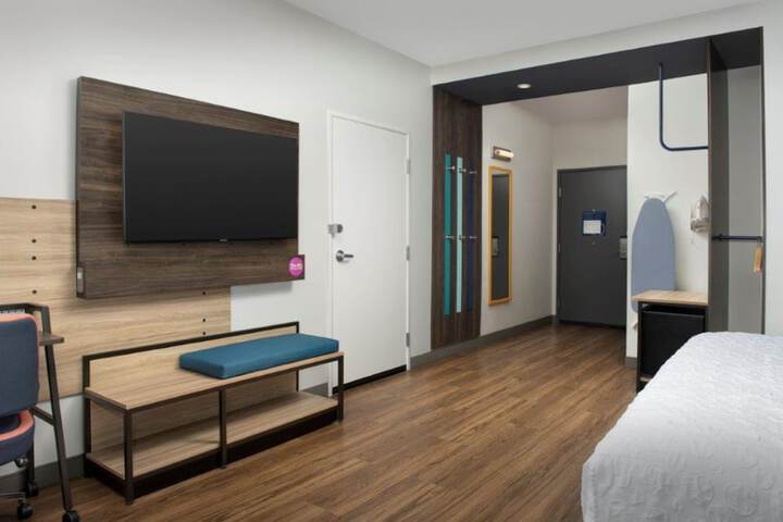 Room 17 of 28