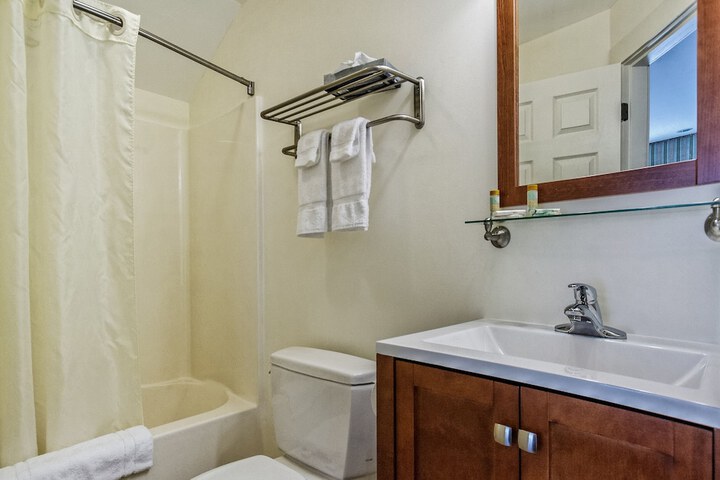 Glen Cove Inn & Suites