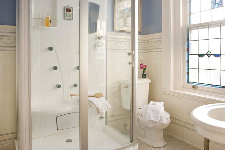 B. F. Hiestand House Bed & Breakfast