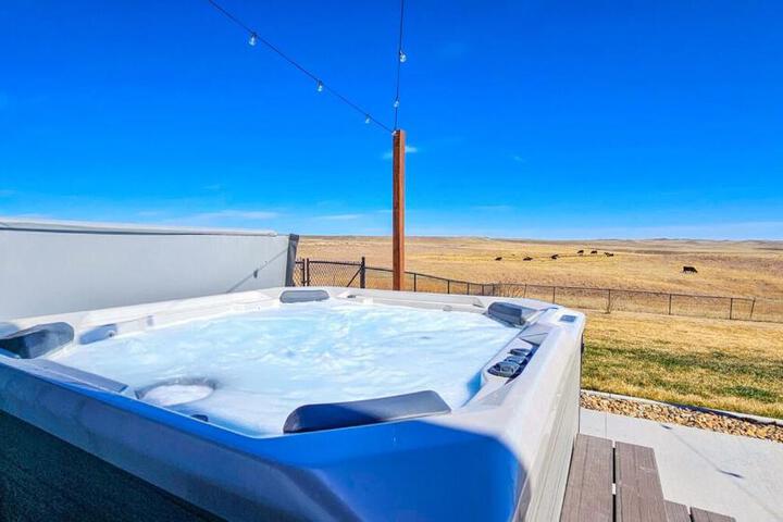 Black Hills Barndo-Hot Tub & Massage Chair