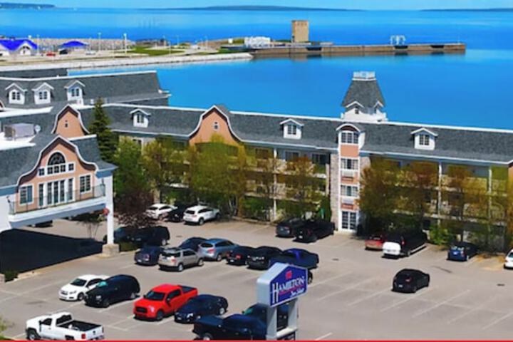 Hamilton Inn Select Beachfront Mackinaw City