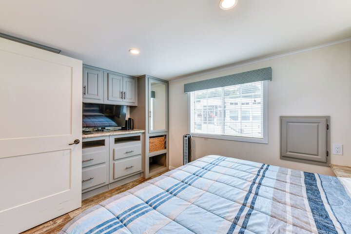 Waterfront Lake Norman Cabin w / Screened Porch!