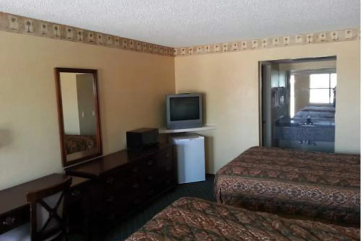 TAHLEQUAH MOTOR LODGE
