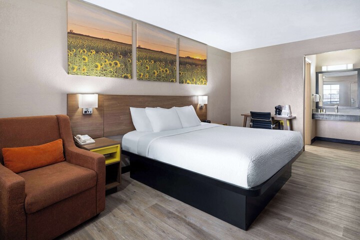 Days Inn & Suites by Wyndham Kokomo