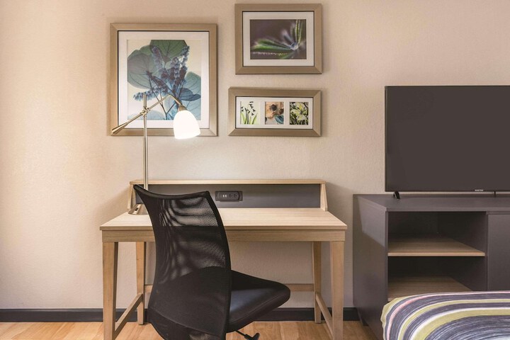 Room 9 of 32
