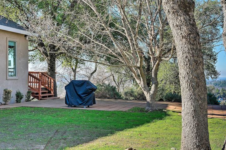 Hot Tub & Mtn Views: Peaceful Columbia Retreat!
