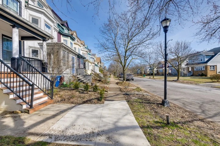 Historic Buffalo Row House Near Delaware Park