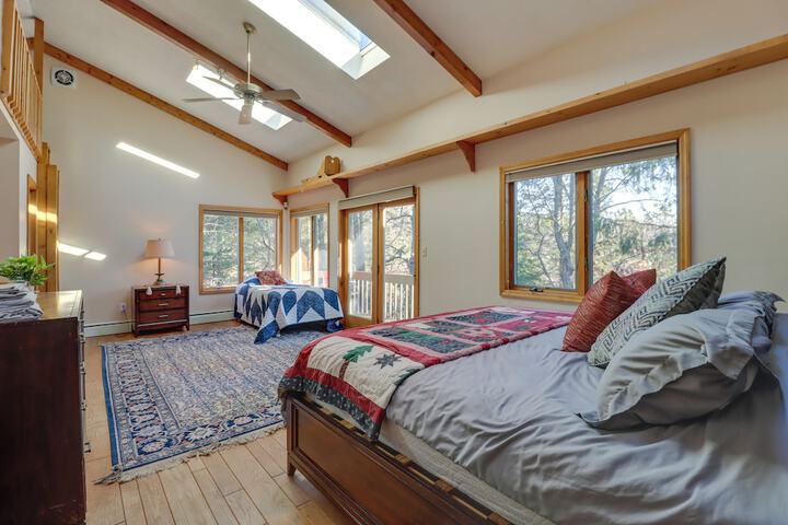 Near Skiing: Lakefront Gem w / Kayaks in Long Pond
