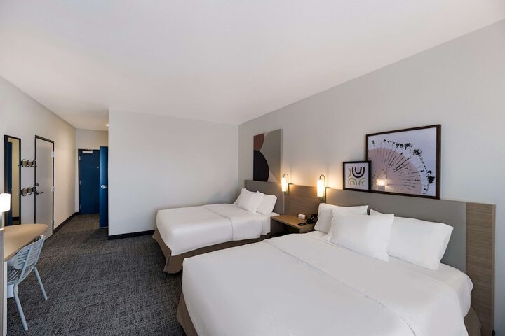 Room 7 of 32
