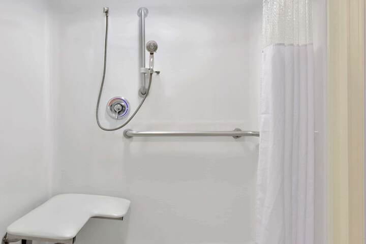 Howard Johnson Hotel & Suites by Wyndham Allentown / Dorney