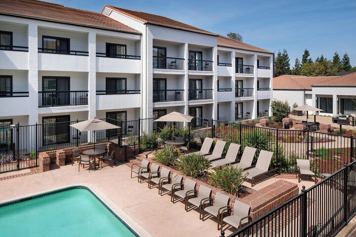 Hotel Exterior 36 of 37