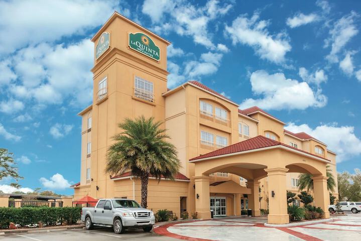 La Quinta Inn & Suites by Wyndham Houston Bush Intl Airpt E