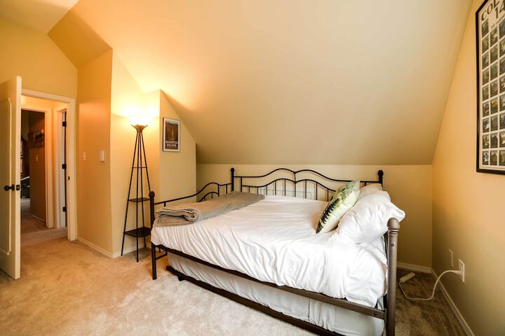 mountain Haven w / Deck + Pikes Peak Views!