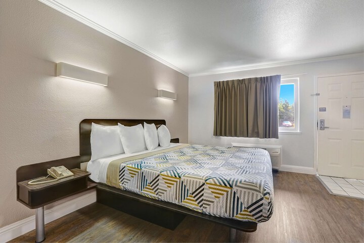 Room 8 of 28
