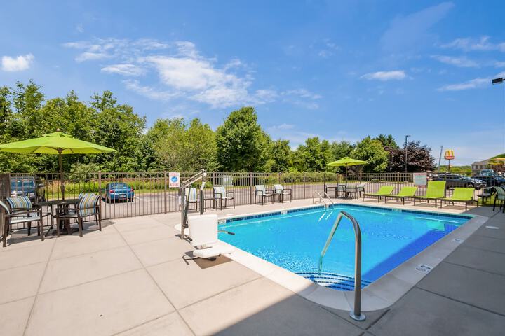 Pool 10 of 39